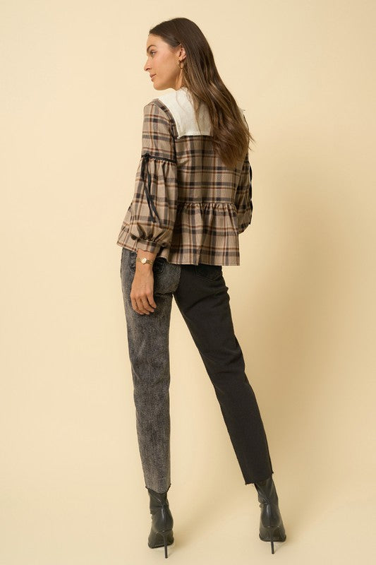 HIGH RISE CONTRAST WASH MOM JEANS